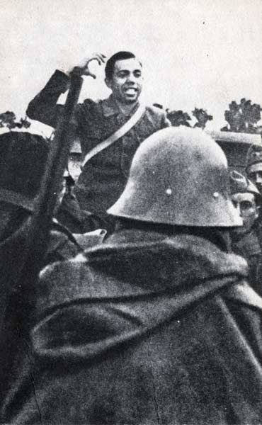 Miguel Hernández arengando a las tropas en el frente sur, en marzo de 1937. Fuente CVC